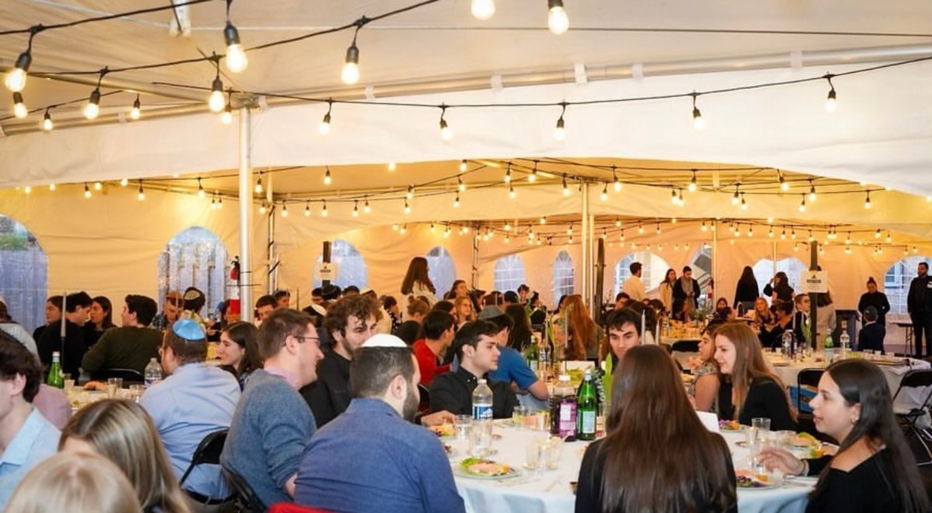 Jewish students gathered at Northwestern for Shabbat